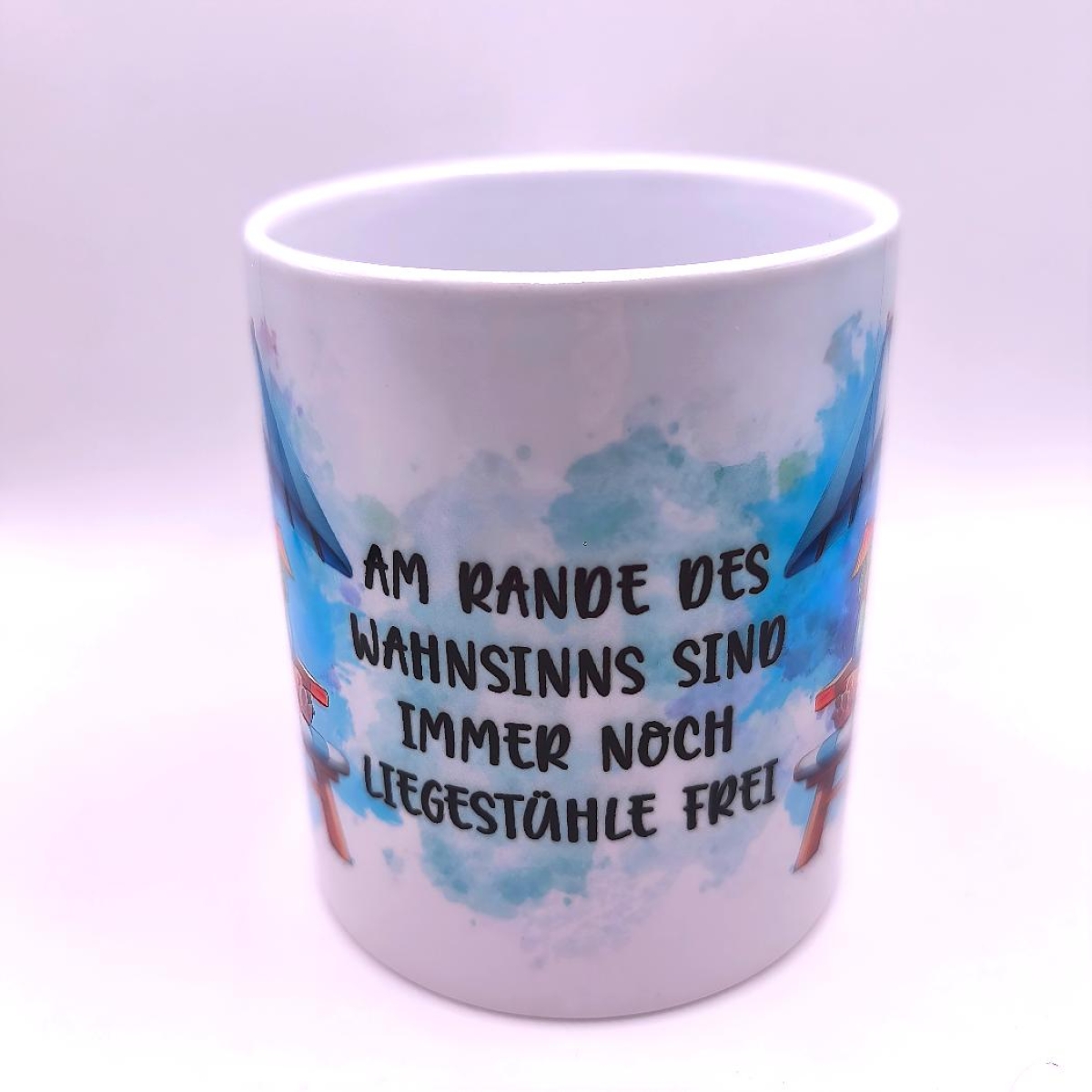 Tasse mit Schildkröte im Liegestuhl